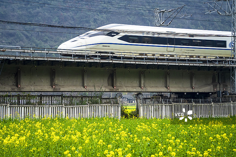 贵州开往春天的列车图片素材