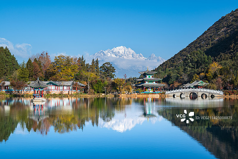 云南丽江市黑龙潭公园和玉龙雪山白昼晴天城市风光图片素材