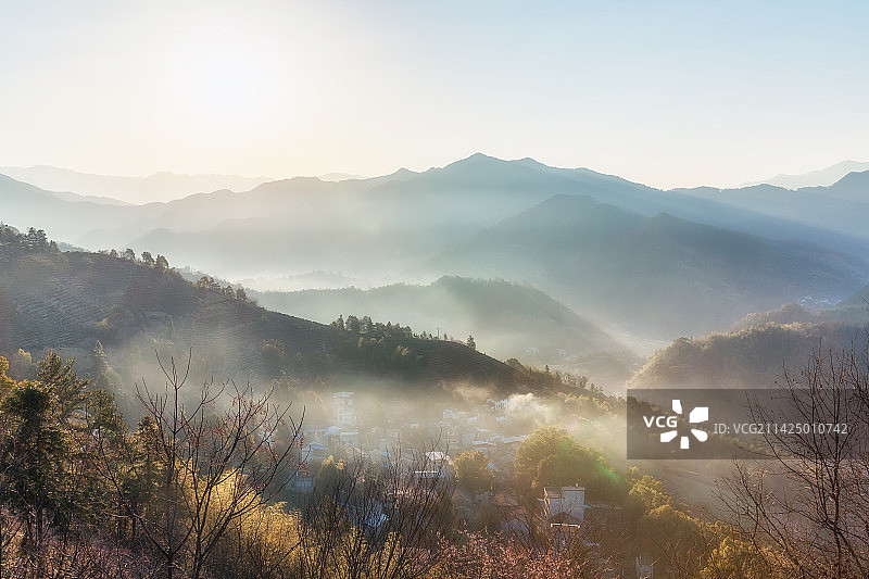 安徽歙县石潭下汰村日出晨雾图片素材