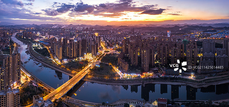 晚霞映照下的城市风景全景图片素材