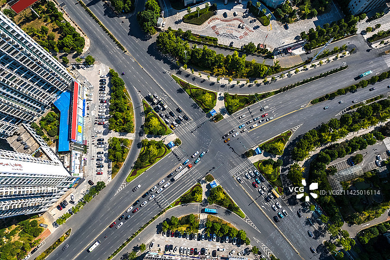 俯瞰城市十字路口的车流图片素材