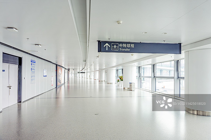 南京禄口国际机场航站楼明亮的中转通道图片素材