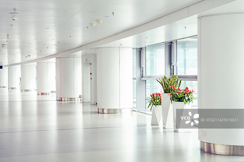 南京禄口国际机场航站楼明亮的中转通道图片素材