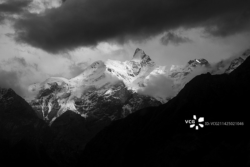 仰望公格尔雪峰图片素材