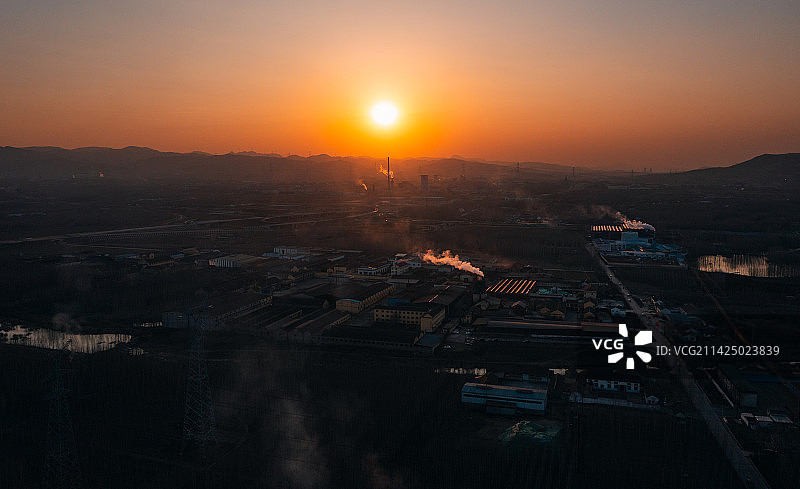 航拍山东淄博夕阳下的工业园图片素材