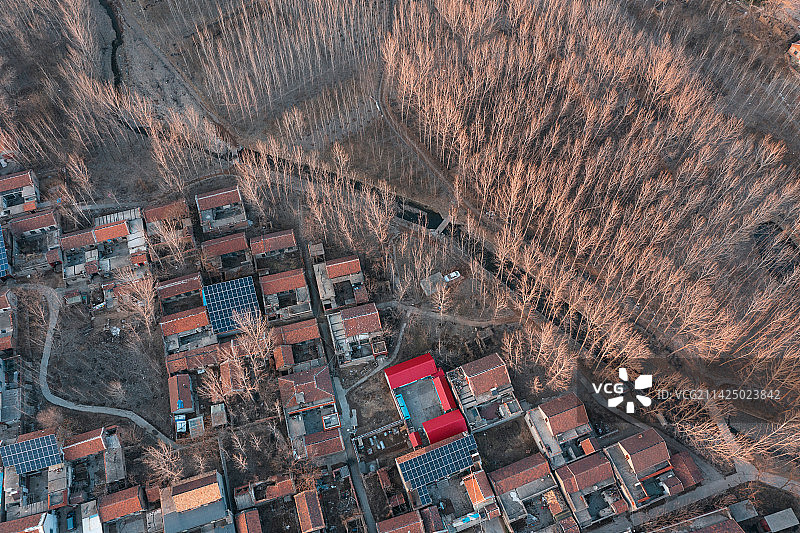 航拍冬天夕阳下的山东淄博乡村房屋图片素材