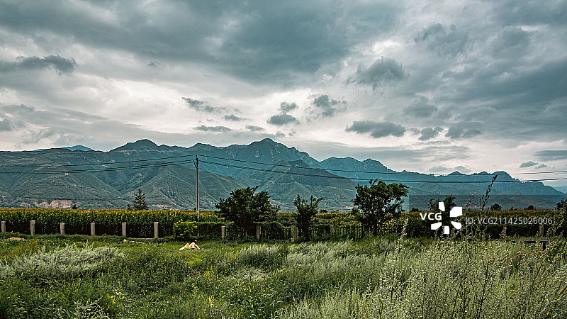 山西省忻州市繁峙县北岳恒山山脉南部的乡村夏日自然风光图片素材