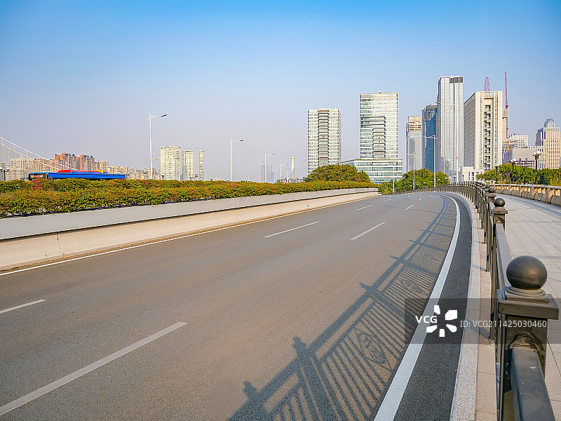 日落黄昏城市中空无一人向前的柏油沥青快速道路沥青混凝土铺设道路路面市政道路城市次主干道多车道公路省道图片素材