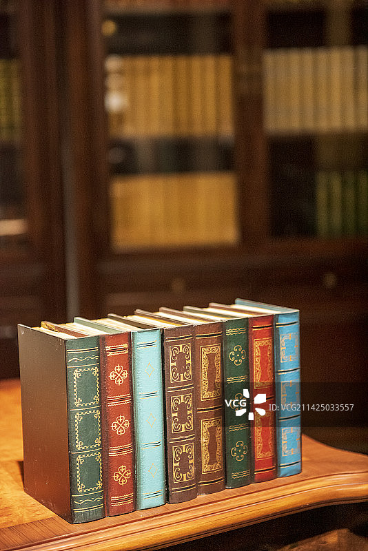 书 欧式复古书 英文书 烫金图片素材