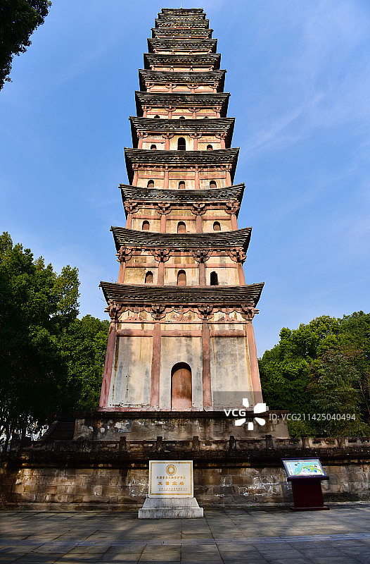 四川省南充市鹤鸣山景区白塔公园宝寿寺宋代白塔图片素材