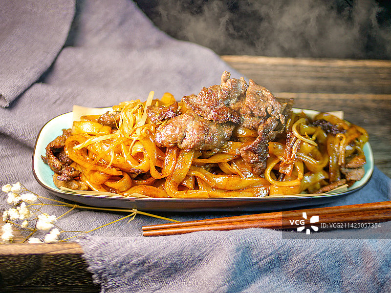 岭南粤式大排档干炒牛河广东家乡美食广受欢迎新鲜猛火滚油炒制镬气鼓油王炒牛河味蕾满足喷香四溢驰名省港澳图片素材