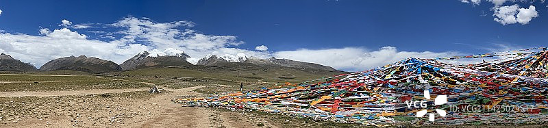 念青唐古拉山下许愿图片素材