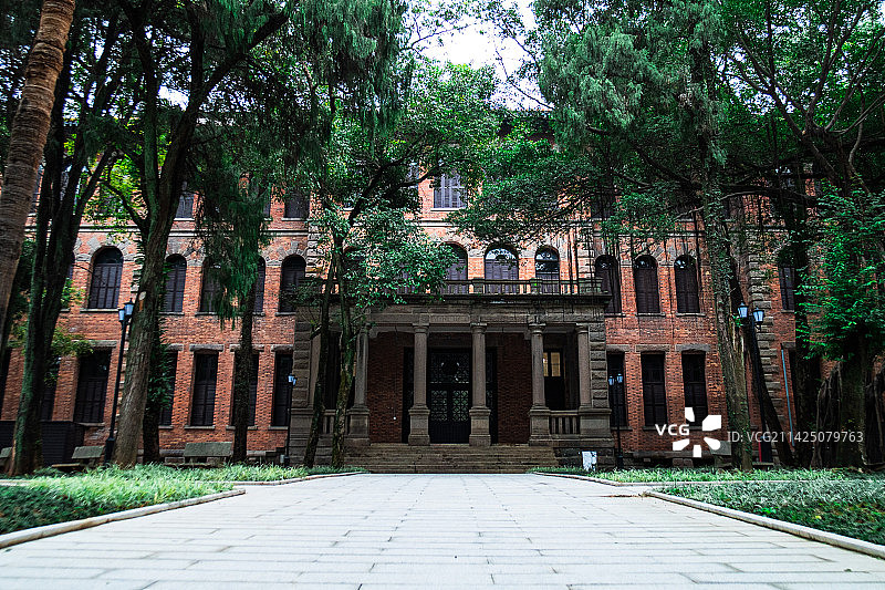 新修缮的福建师范大学本部，春季换新！图片素材