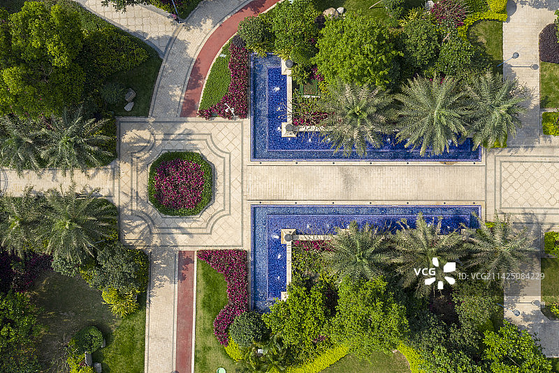 航拍视角下的小区园林景观图片素材