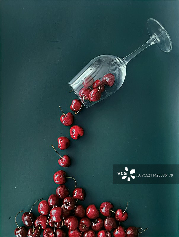 静物樱桃熟了（正上方深色背景的水果照片）图片素材