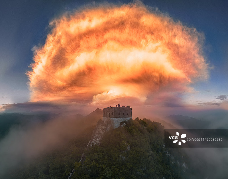 北京市怀柔区箭扣长城上空高积雨云气象图片素材