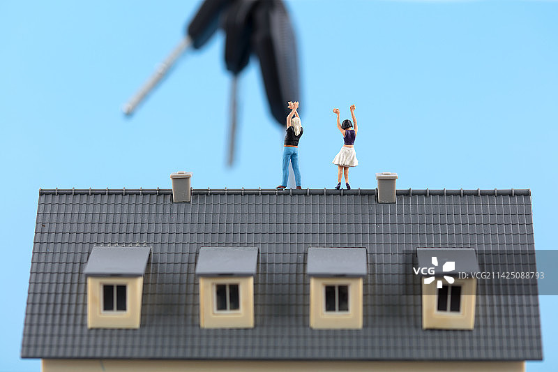 微缩创意狂欢拿到钥匙房顶上图片素材