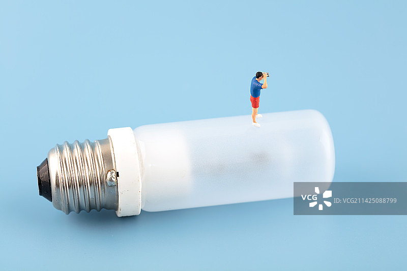 微缩创意灯泡上远眺远望图片素材