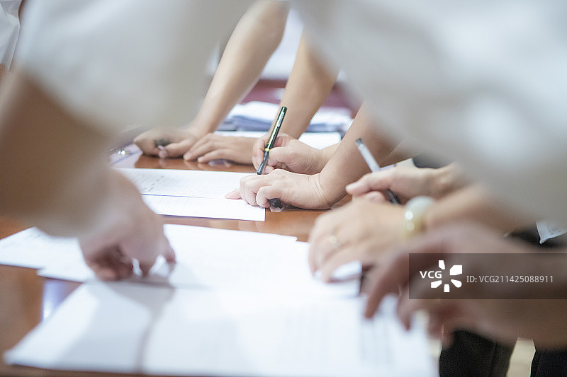 商务 做方案讨论的人 统计选票的人 手部动作图片素材