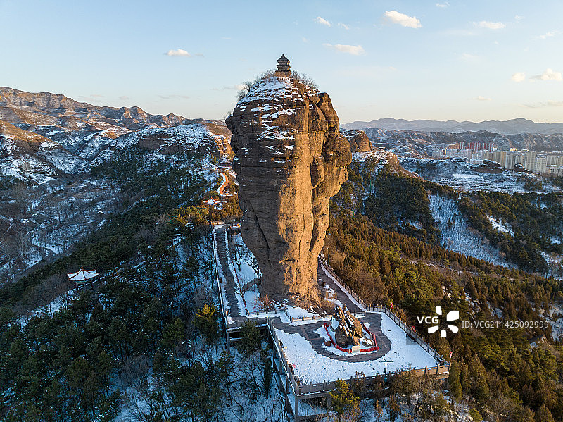 航拍空中鸟瞰冬天雪后河北承德双塔山风景区图片素材