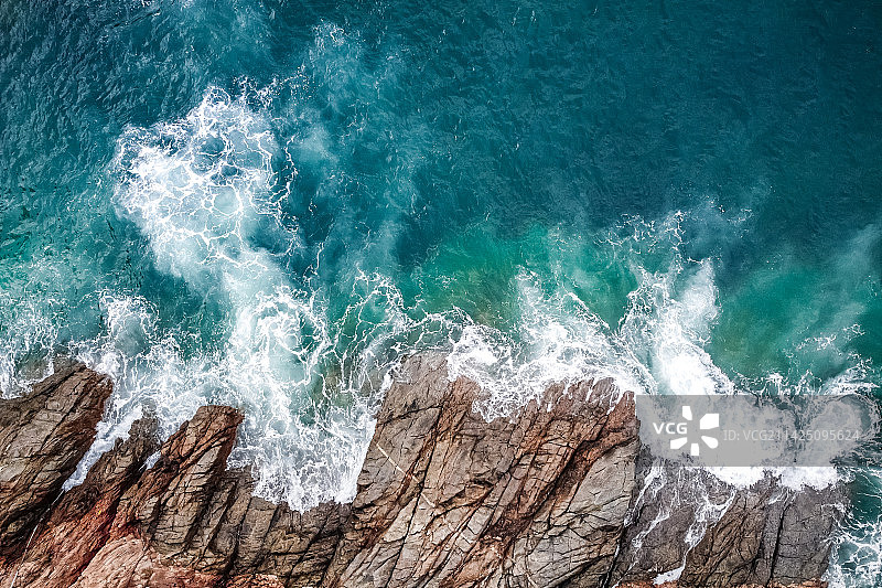 海浪溅到岩石上的鸟瞰图图片素材