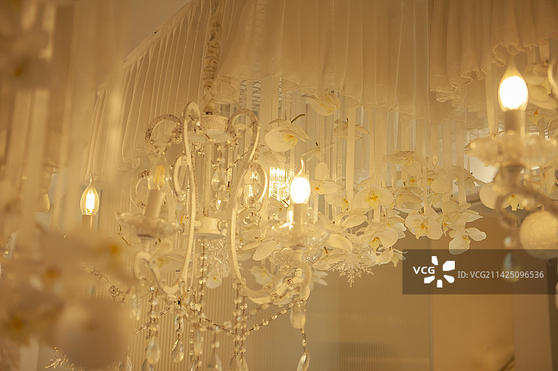 西餐厅用餐环境，吊灯，灯具，复古灯，蜡烛灯，温馨浪漫，文艺，欧式，宫廷，私宴，宴请，高端，奢华，精致图片素材