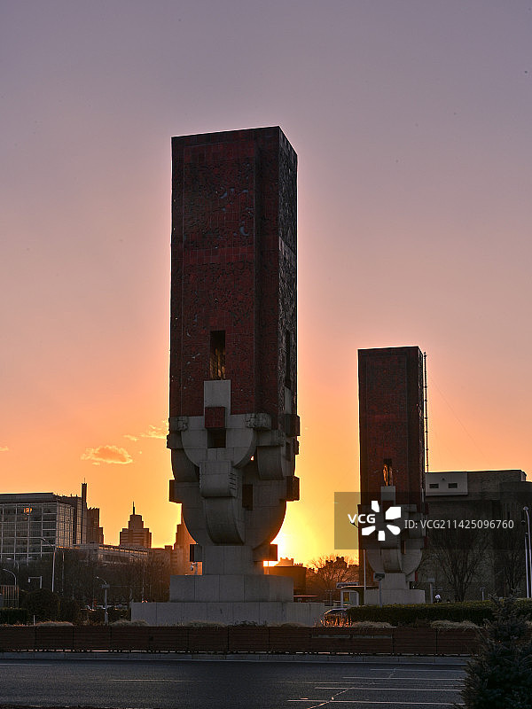 落日余晖照耀下的民族和谐阙图片素材