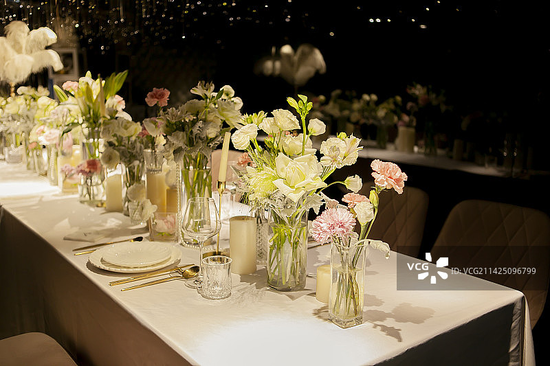 西餐厅用餐环境，刀叉摆盘，勺子筷子摆盘，圆盘，鲜花氛围，温馨浪漫，文艺，欧式，宫廷，绣球花，鲜花图片素材