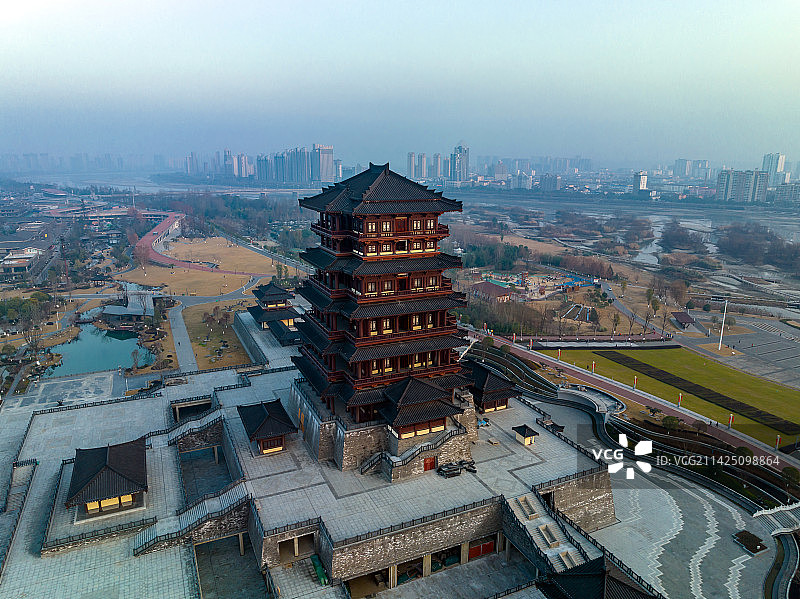 航拍冬季夕阳下的陕西汉中天汉文化广场天汉楼图片素材