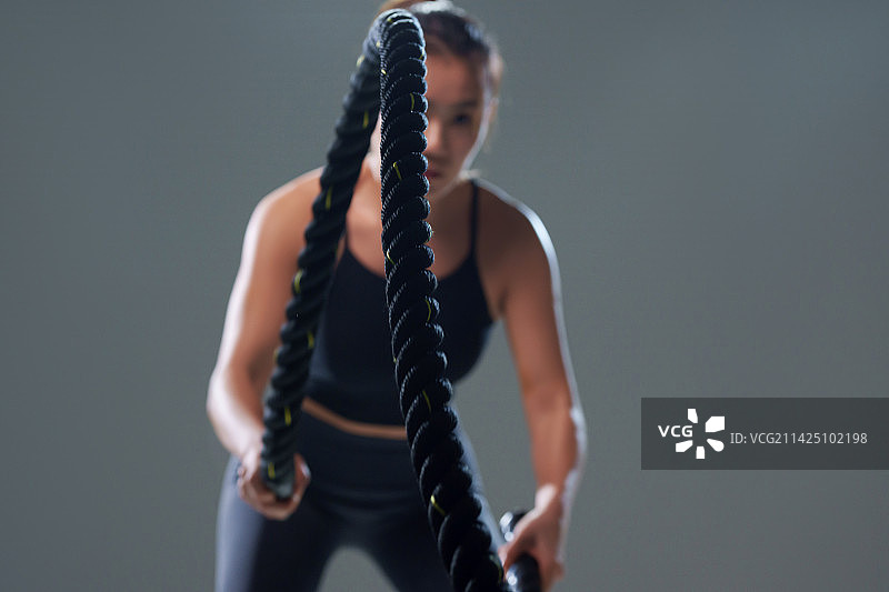 青年女人健身图片素材