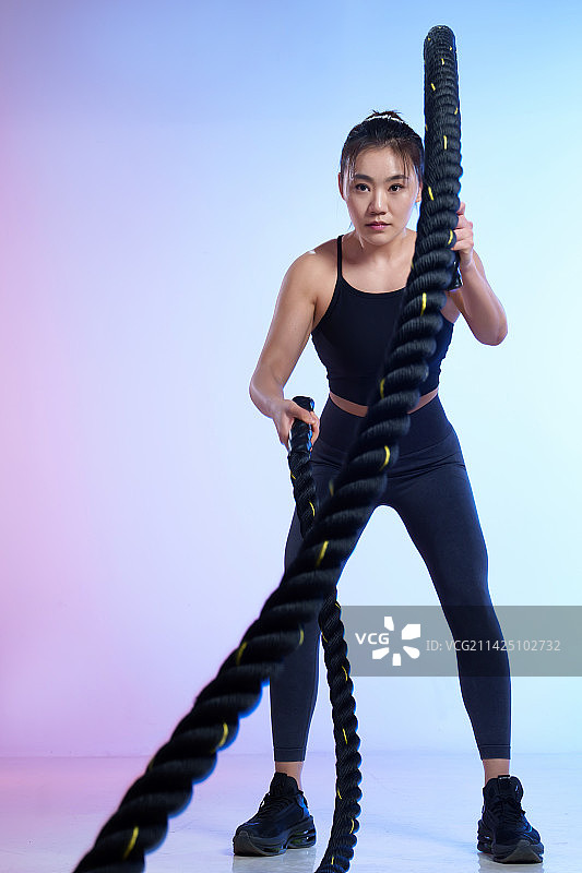 青年女人健身图片素材