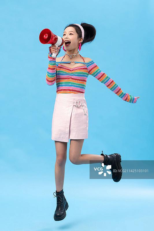 时尚年轻女孩拿着扩音器图片素材