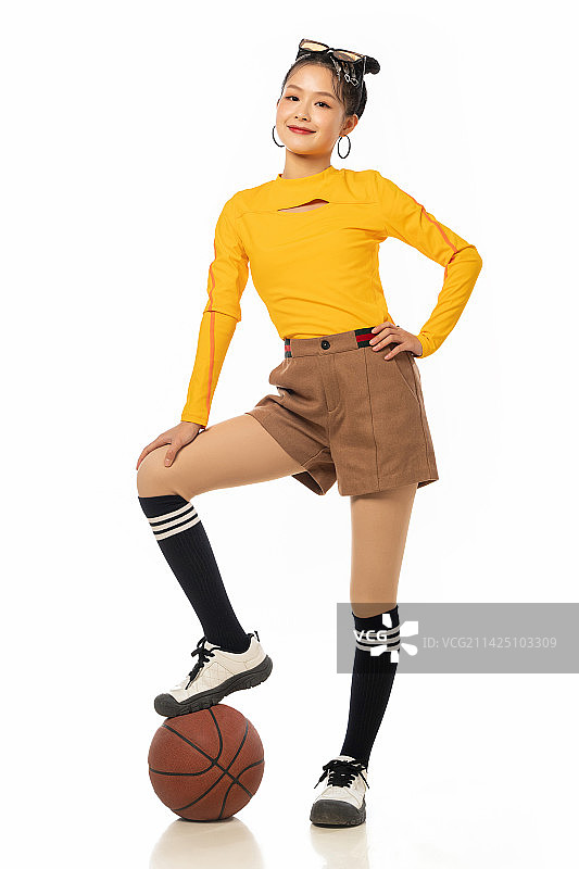 年轻女孩和篮球图片素材
