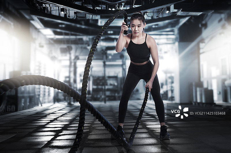 青年女人健身图片素材