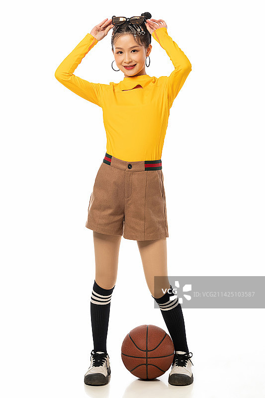 年轻女孩和篮球图片素材