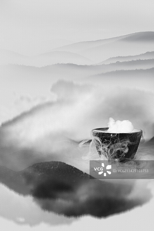烟雾缭绕下的茶杯图片素材