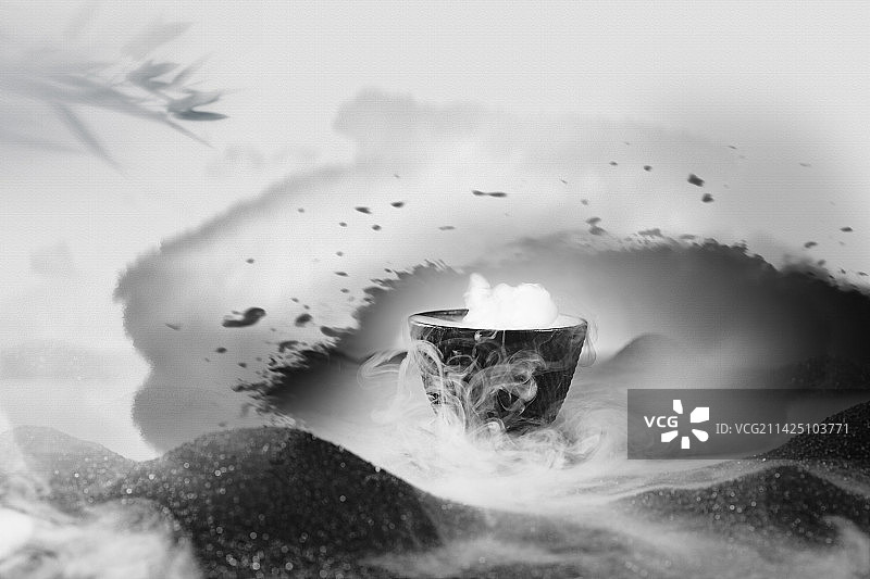 烟雾缭绕下的茶杯图片素材
