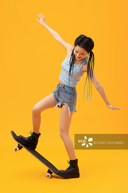 个性年轻女孩玩滑板图片素材