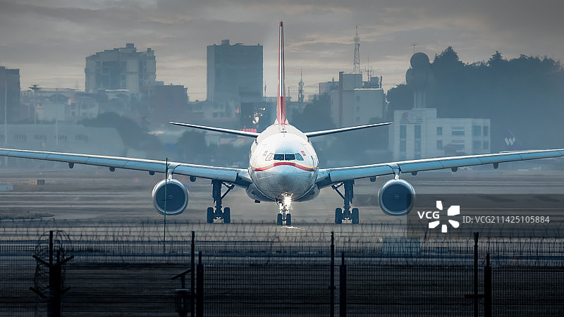 起飞降落的飞机图片素材