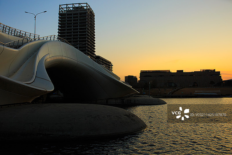 夕阳下的通州千荷泻露桥图片素材
