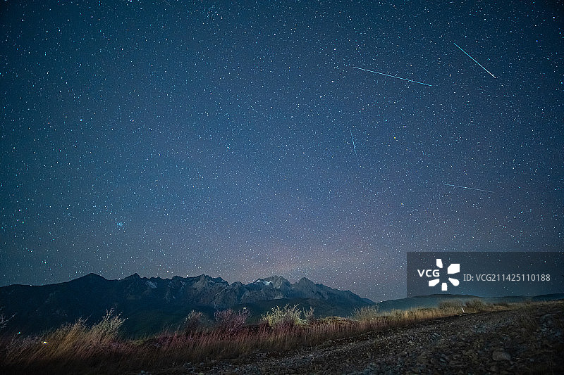 夜空中的雪山风景图片素材
