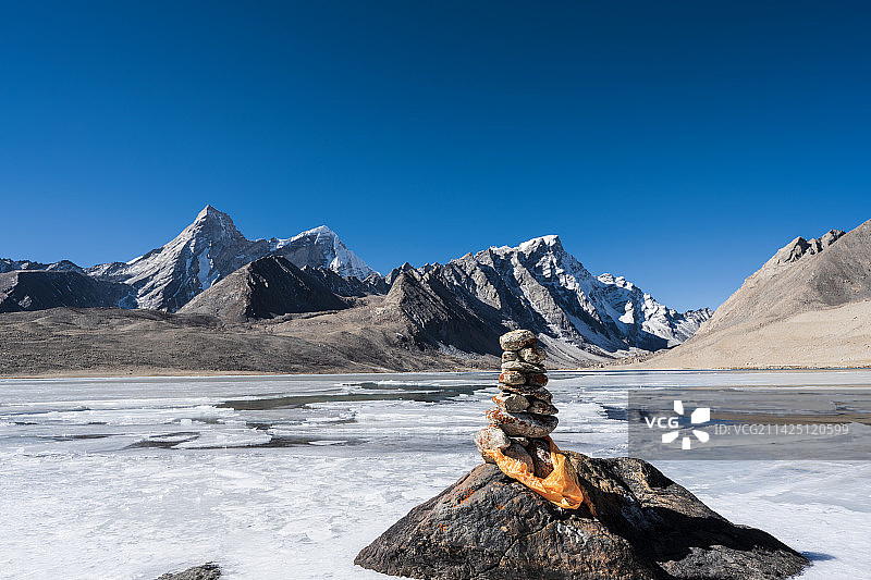 玛尼堆和雪山图片素材