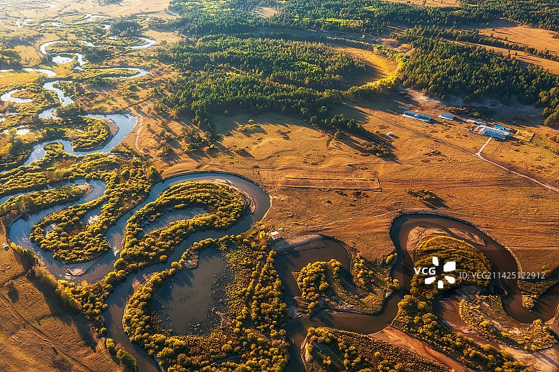 内蒙古呼伦贝尔市鄂温克族自治旗辉河林场秋季辉河风光黄昏时分航拍鸟瞰视角图片素材