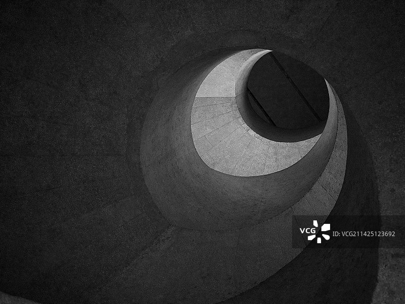 螺旋楼梯的高角度视图图片素材