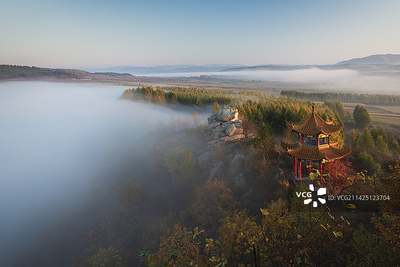 雾锁笔架山图片素材