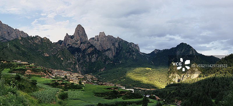 扎尕那-景物和群山的全景图片素材