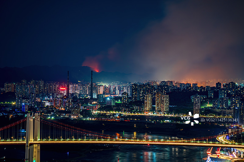 重庆山火下的夜景图片素材