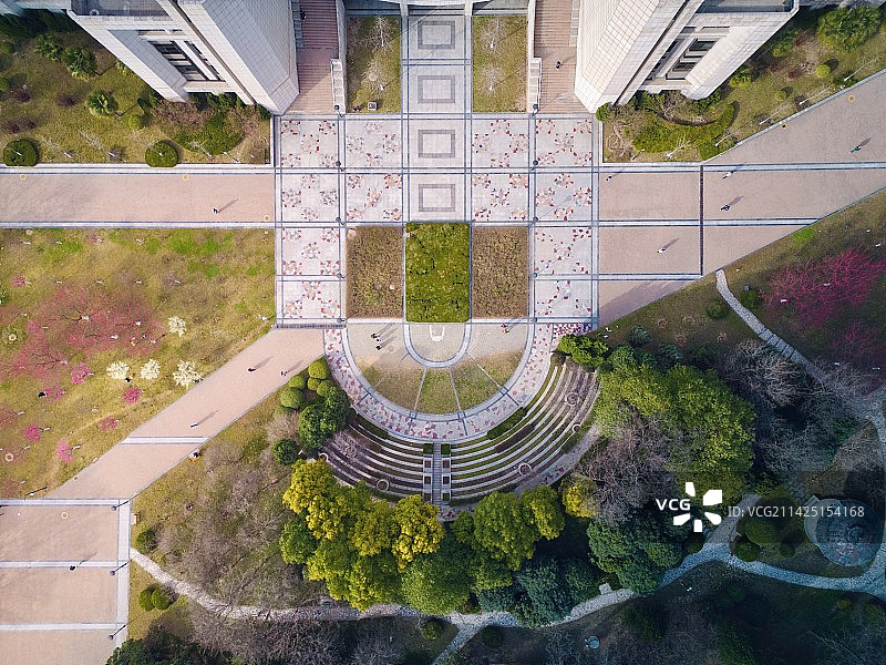 西安交通大学主楼前的花园图片素材