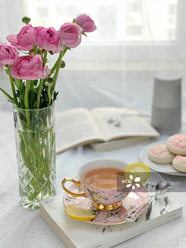 洋牡丹、红茶、点心和书图片素材