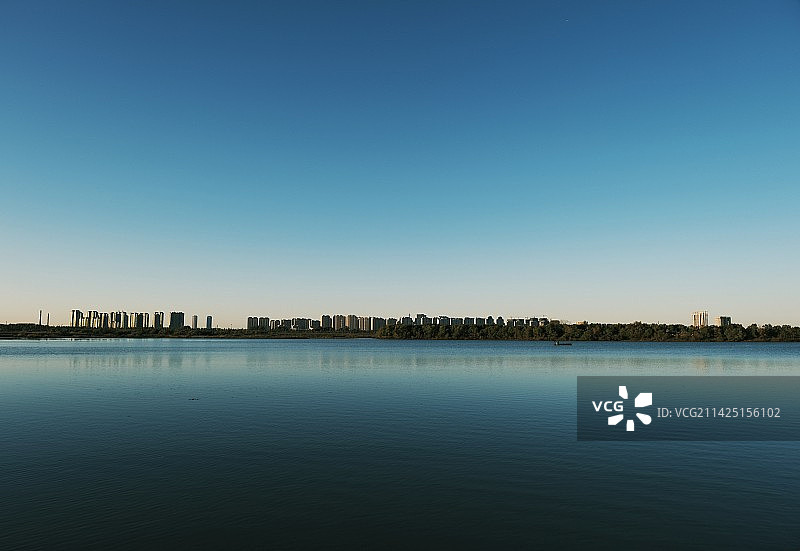 平静的湖面图片素材